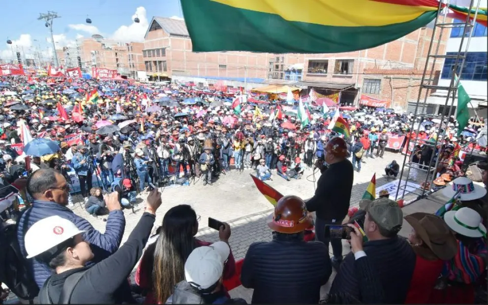 Argollo pronuncia un discurso ante el cabildo realizado en El Alto. Foto: APG