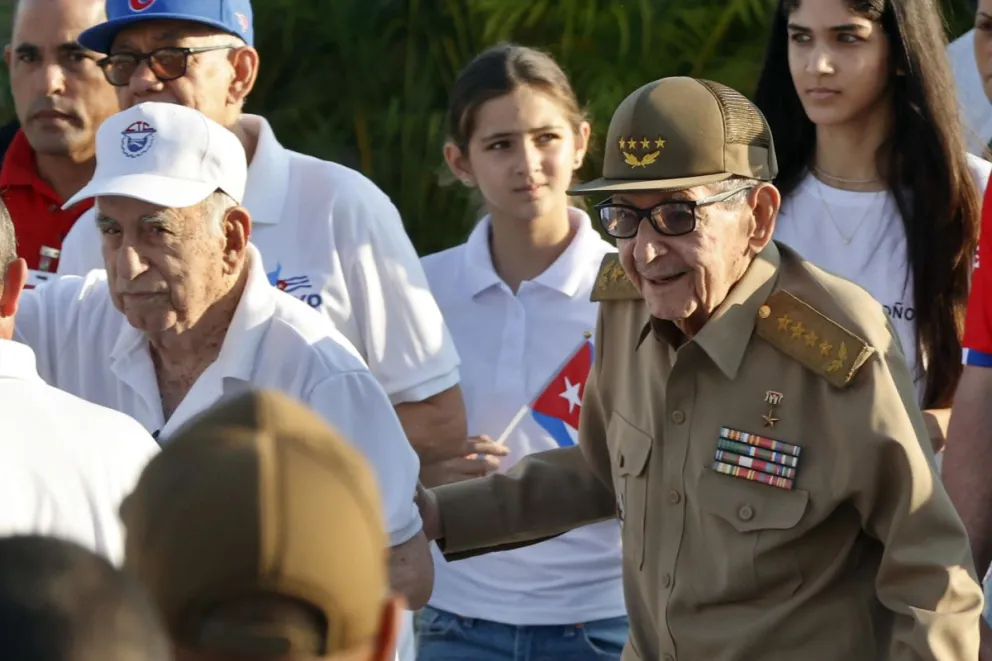 El expresidente de Cuba Raúl Castro (2-d) fue captado este 1 de mayo al asistir a la conmemoración del Día Internacional del Trabajo, en La Habana (Cuba). Foto: EFE