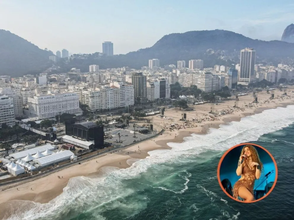 Fotografía aérea que muestra este miércoles el escenario del concierto gratuito que la cantante colombiana Shakira ofrecerá el próximo sábado 2 de mayo, en la playa de Copacabana, en Río de Janeiro (Brasil). Foto: EFE