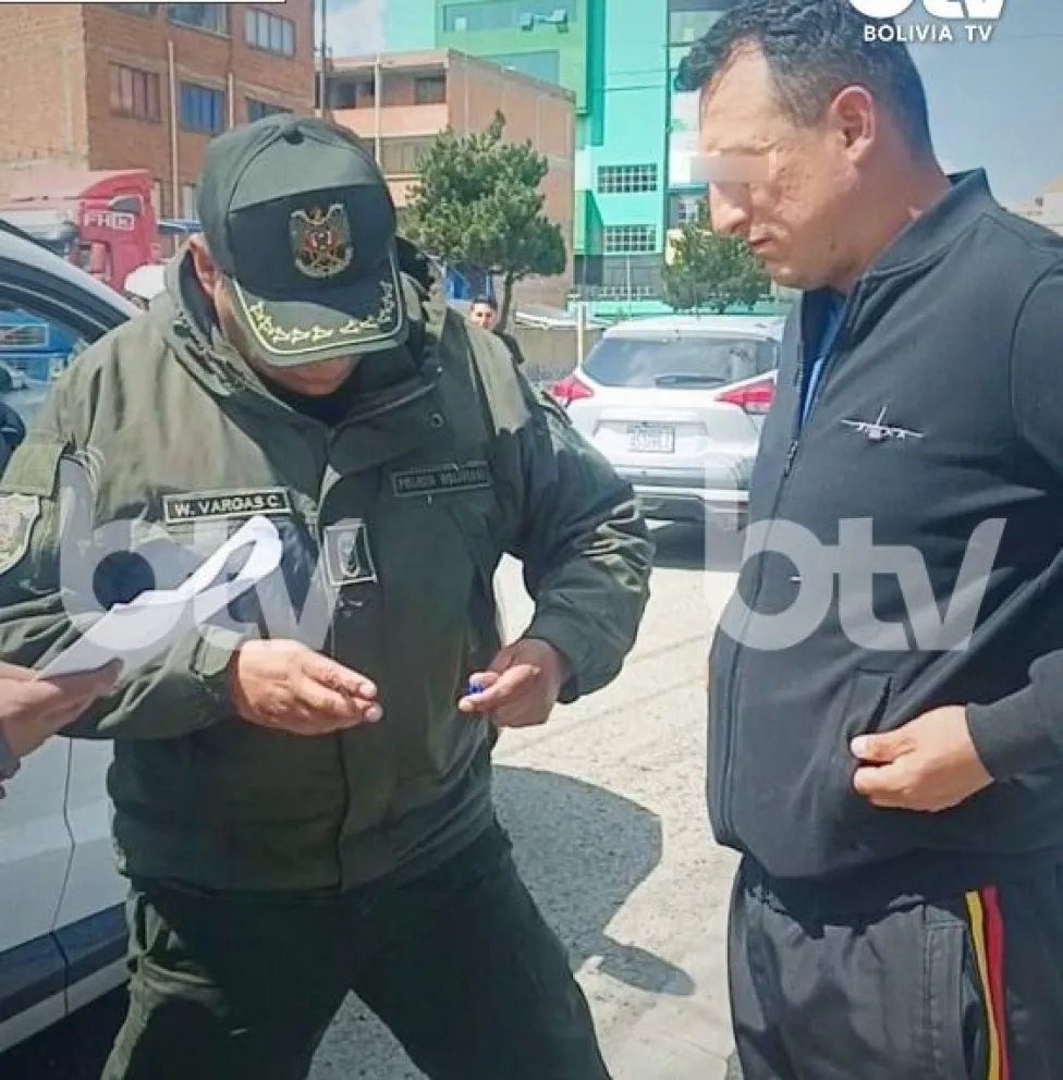 Momento de la aprehensión del piloto Erick Rojas. Foto: BTV