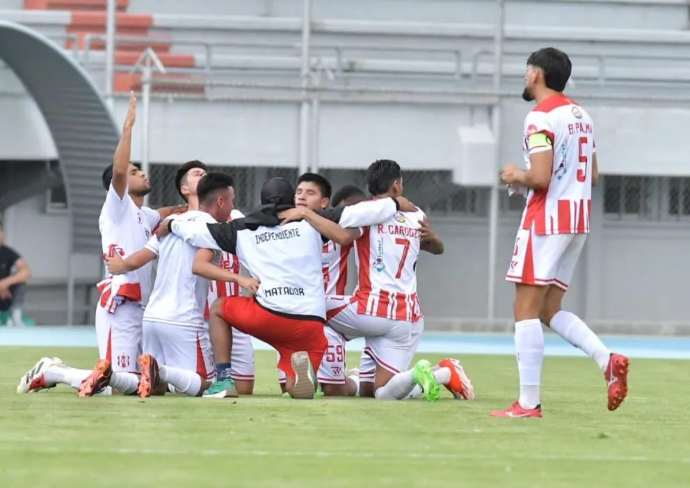 Jugadores de Independiente celebran el primer tanto de Barbosa. Foto: APG.