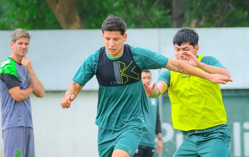 Jugadores del Albiverde en plena práctica. Foto: Oriente Petrolero.