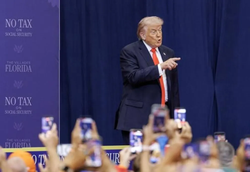 El presidente de Estados Unidos, Donald J. Trump, pronuncia un discurso durante un evento con personas mayores en The Villages, Florida. Foto:EFE