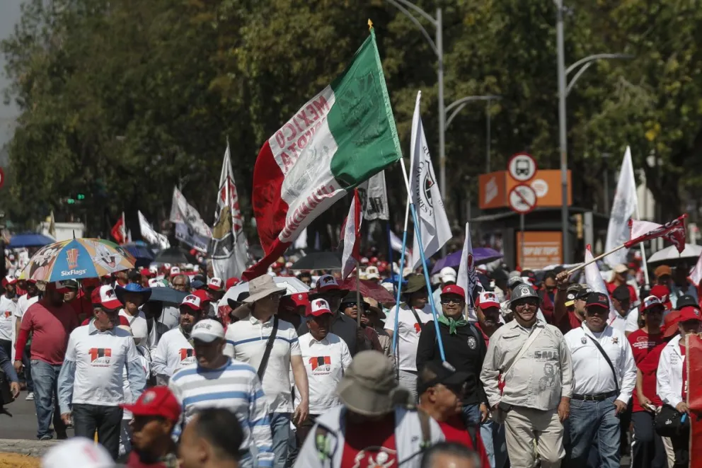 Miles de maestros marcharon  por la principales avenidas de la Ciudad de México Foto: EFE