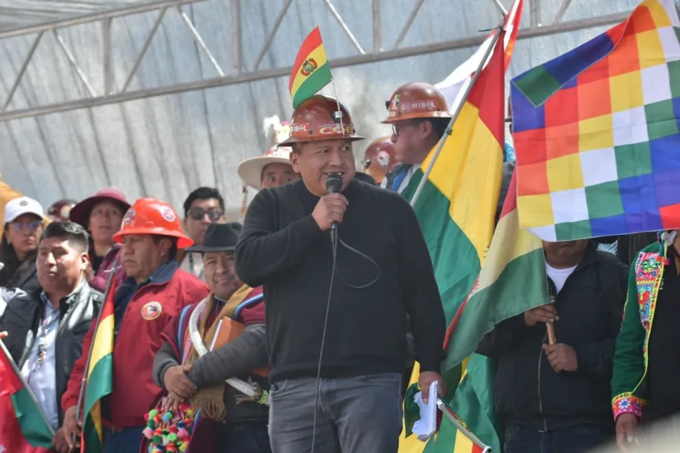 El ejecutivo de la COB, Mario Argollo, habló de la dimisión del Presidente durante el cabildo de este organización. Foto: APG
