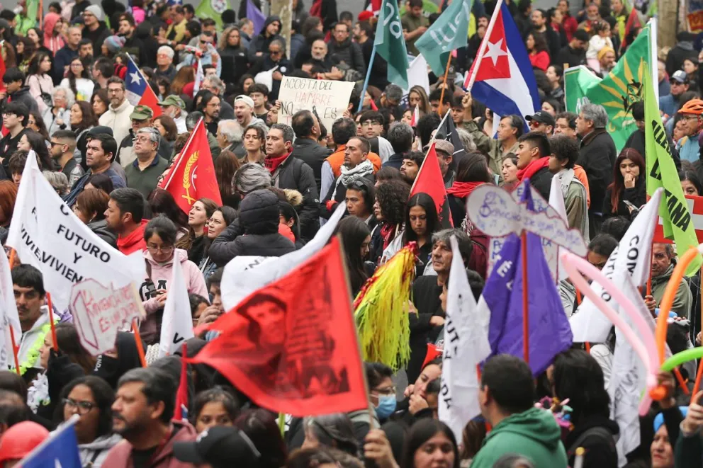 Personas participan en una manifestación durante la conmemoración del Día Internacional del Trabajo este viernes, en Santiago (Chile).  Foto: EFE