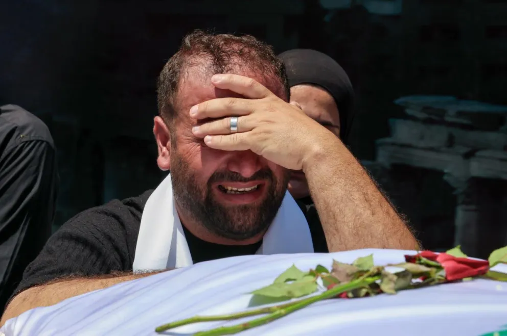 Un hombre se lamenta durante el entierro de uno de los fallecidos en la ciudad de Tiro por ataques del ejército israelí, en el sur del Líbano.  Foto: EFE