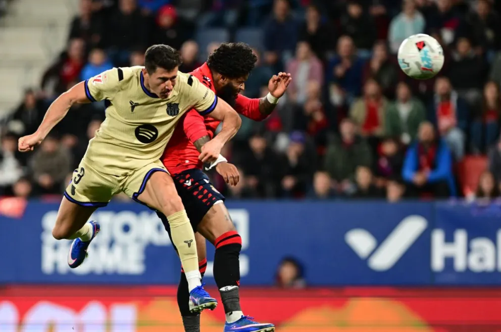 El delantero del Barcelona Robert Lewandoswki (i) remata para marcar el 0-1, durante el partido de LaLiga de fútbol entre CA Osasuna y FC Barcelona. Foto. EFE