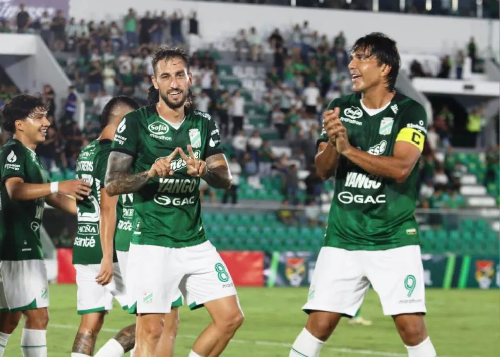 Luciano Ursino y Marcelo Martins en la celebración del segundo gol verdolaga. Foto: Agencia Marka Registrada