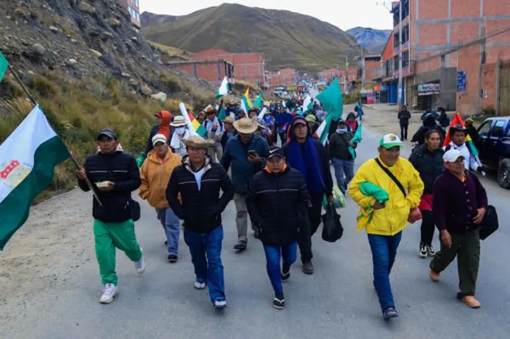 Personas participan en una marcha indígena este sábado, en La Paz (Bolivia). Foto: EFE