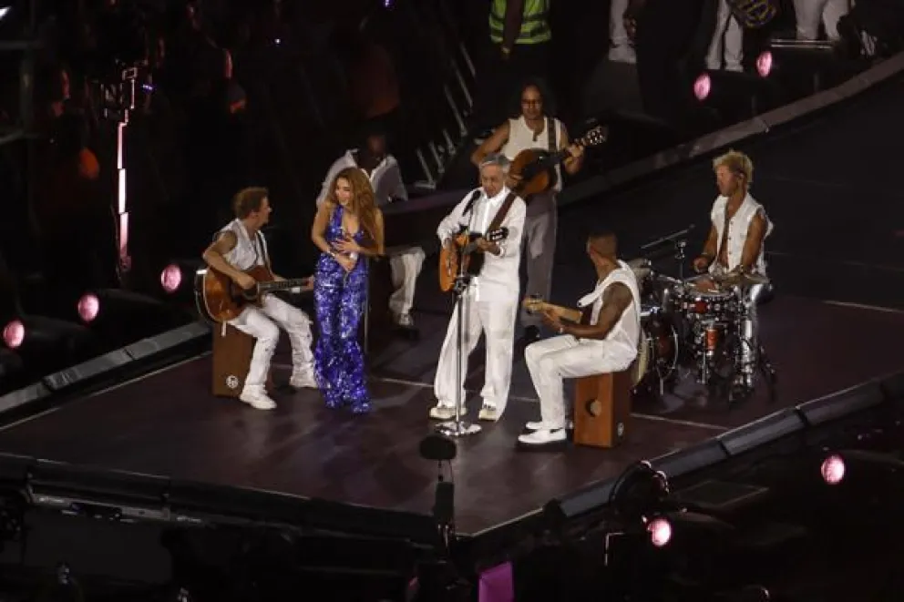 La cantante colombiana Shakira (c-i) se presenta junto al cantante brasileño Caetano Veloso (c-d) en un concierto este sábado, en la playa de Copacabana en Río de Janeiro (Brasil). Foto: EFE