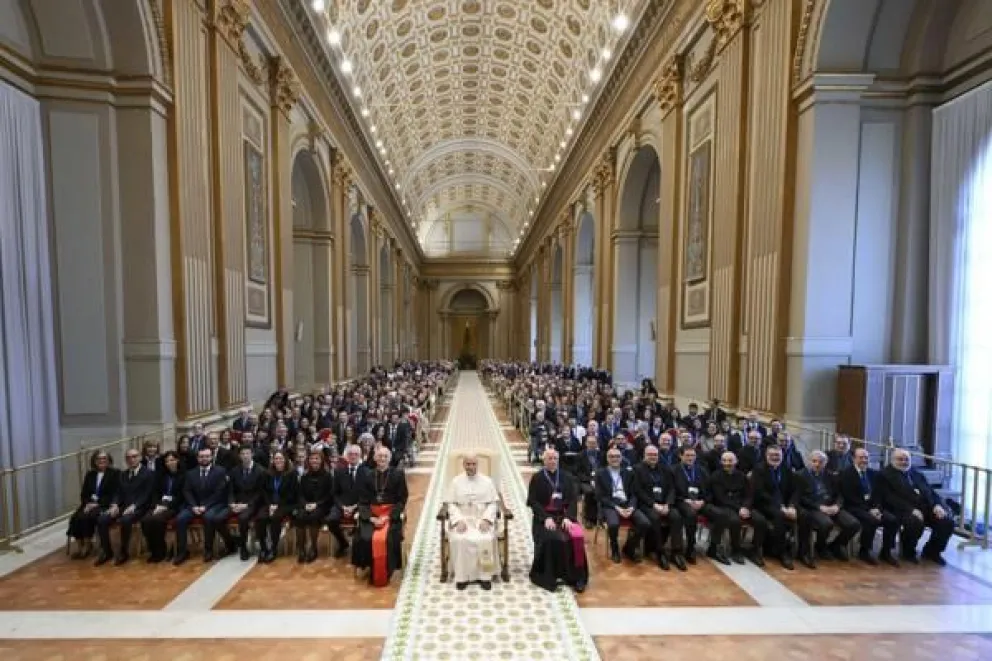 Fotografía facilitada por Vatican Media que muestra al Papa León XIV (c), durante una reunión reciente con los empleados de la Conferencia Episcopal Italiana. Foto: EFE