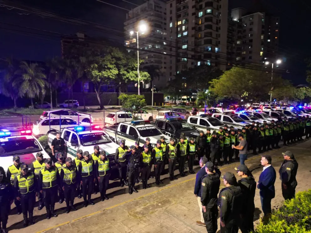 Policías escuchan al ministro de Gobierno antes de iniciar el plan contra la delincuencia en Santa Cruz. Foto: Policía Boliviana