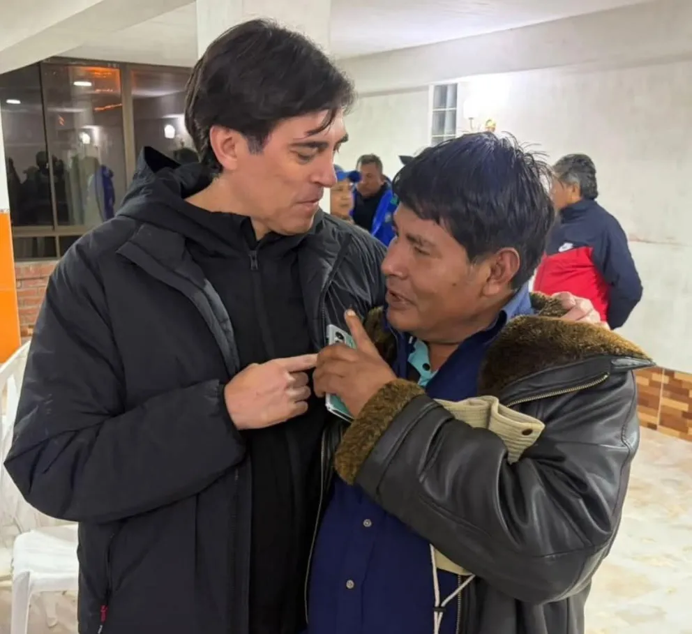 El ministro de Obras Públicas, Mauricio Zamora, y un dirigente en un momento distendido de la reunión. Foto: Obras Públicas