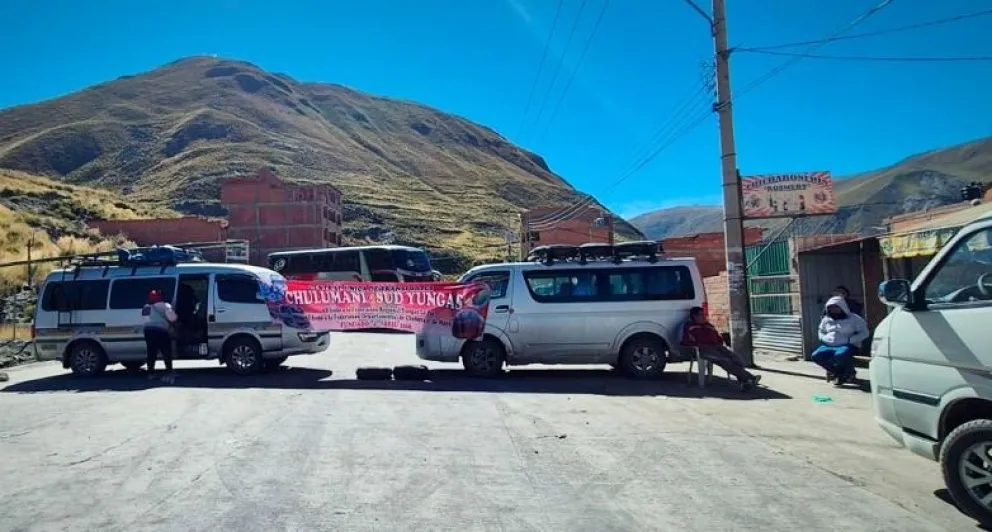Choferes bloquean con sus vehículos la carretera a Yungas. Foto: Bolivia Tv