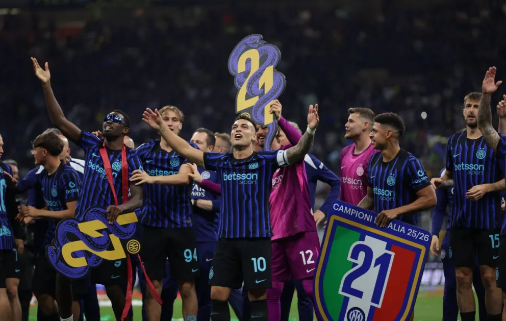 El argentino Lautaro Martínez (centro) comanda el festejo de los jugadores del Inter. Crédito: @Inter
