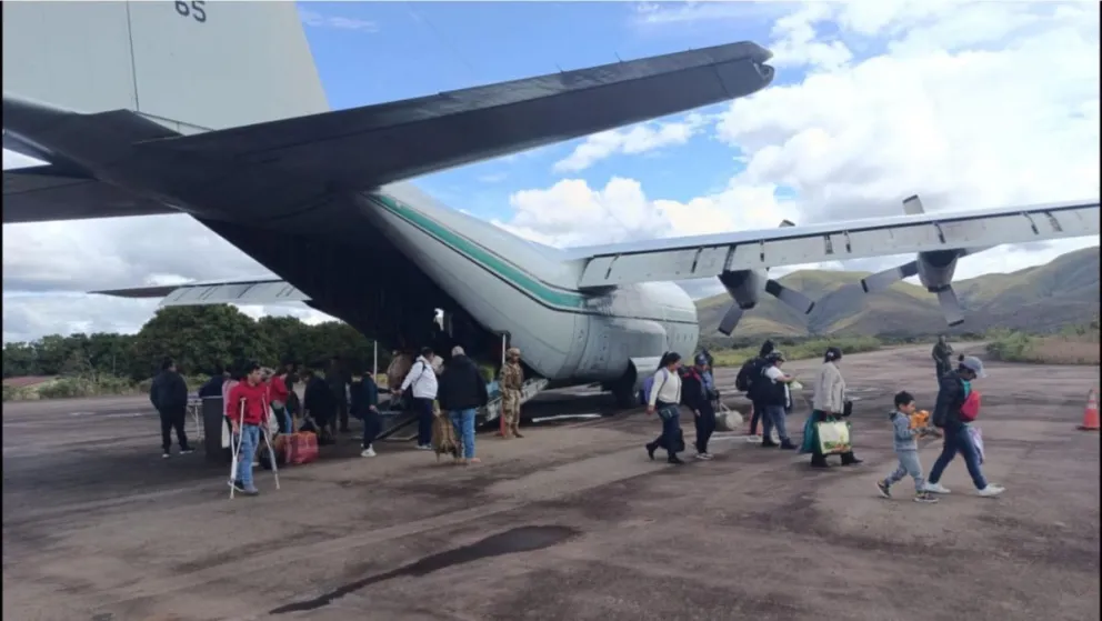 Avión Hércules llevó pasajeros y suministros a Apolo