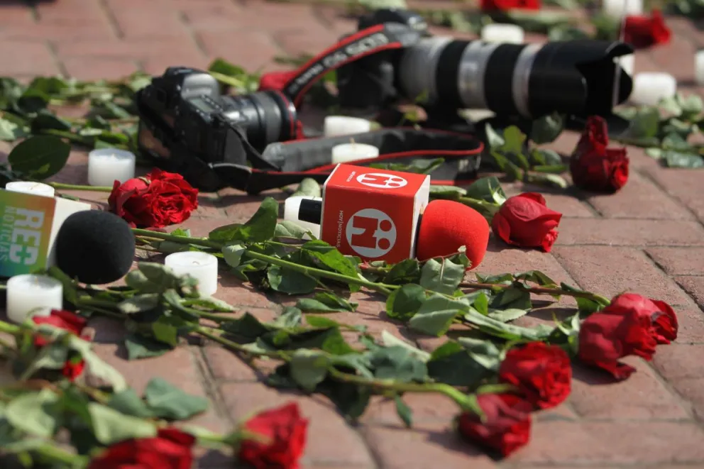 Fotografía de archivo de un conjunto de cámaras y micrófonos de diferentes medios colombianos de comunicación, durante una protesta, en Cali (Colombia). Foto: EFE