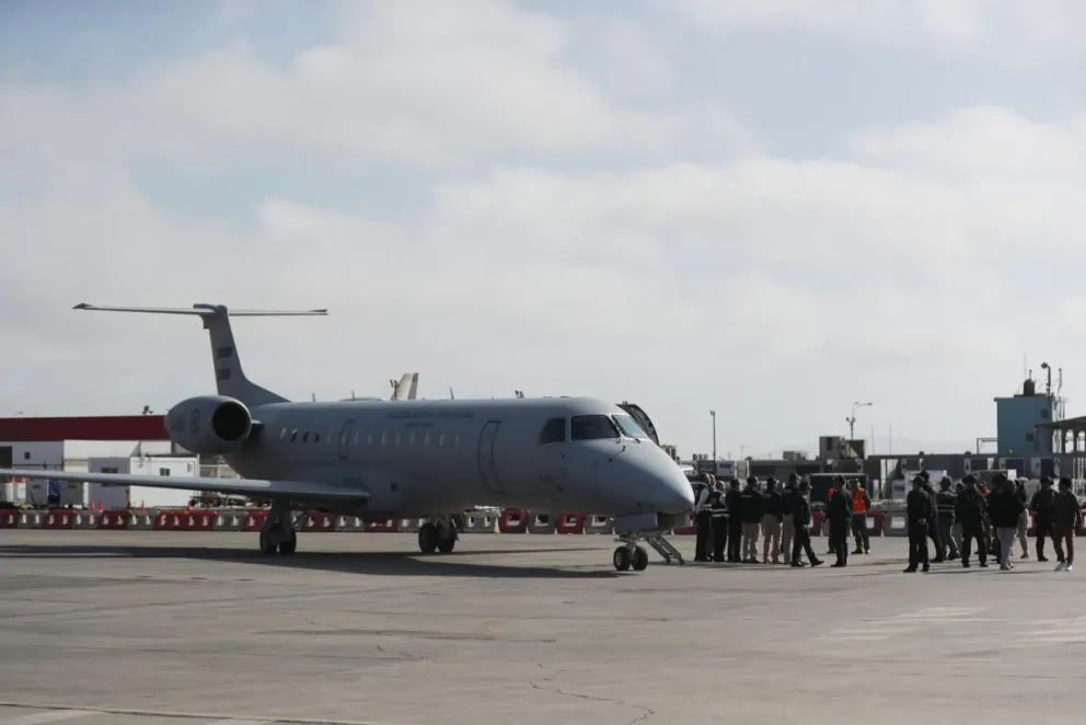 Avión de la Fuerza Aérea Argentina en el que fue trasladado Matías Agustín Ozorio, el pasado 2 de octubre, ciudadano argentino presuntamente vinculado con un triple feminicidio en su país, en la Base Aérea de Policía Aérea de Perú. Foto: EFE