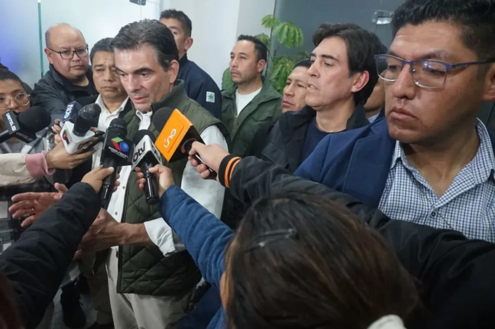 El presidente Rodrigo Paz explica el acuerdo con dirigentes del transporte a Yungas. Foto: APG