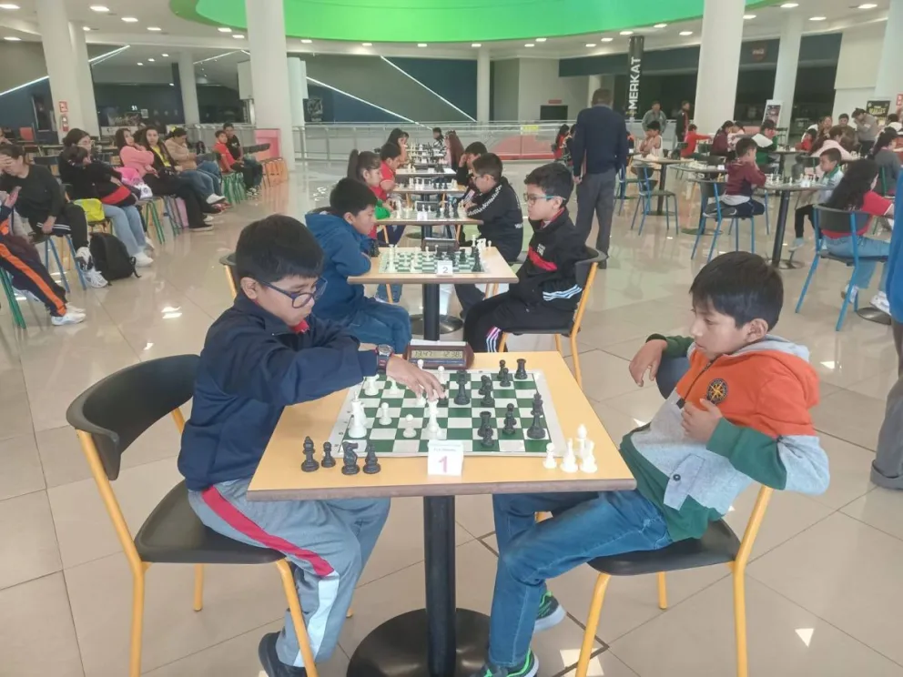 Varios pensadores durante el torneo. Foto: Federación Boliviana de Ajedrez.