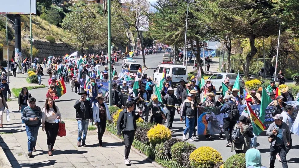 Parte de la marcha indígena y campesina en su ingreso al centro paceño. Foto: Visión 360