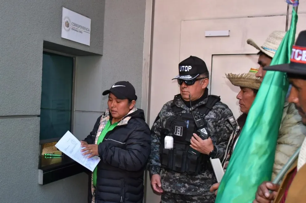 Dirigentes dejan en correspondencia de Casa Grande del Pueblo pliego dirigido al presidente Rodrigo Paz. Foto:APG