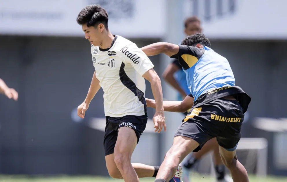 Terceros elimina a un compañero en una práctica del Santos FC. Foto:SFC
