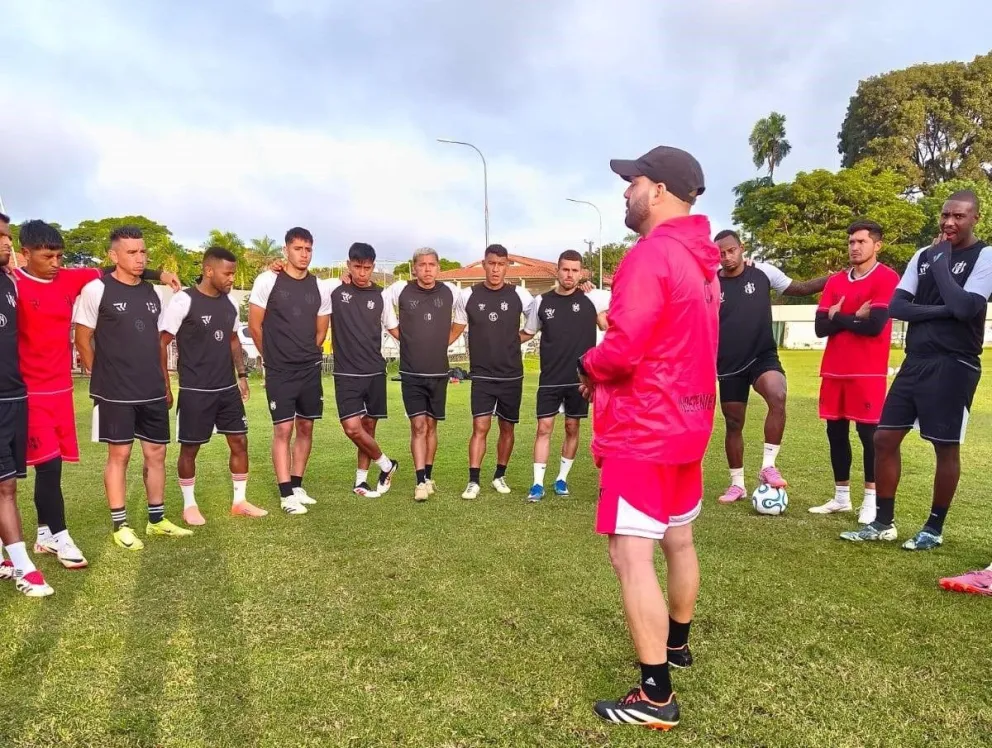 Thiago Leitao conversa con los jugadores de Independiente en una práctica. Foto: CI