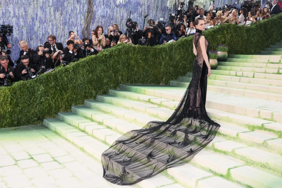 La modelo británica Cara Delevingne posa en la alfombra blanca de la Gala Met 2026. Foto: EFE