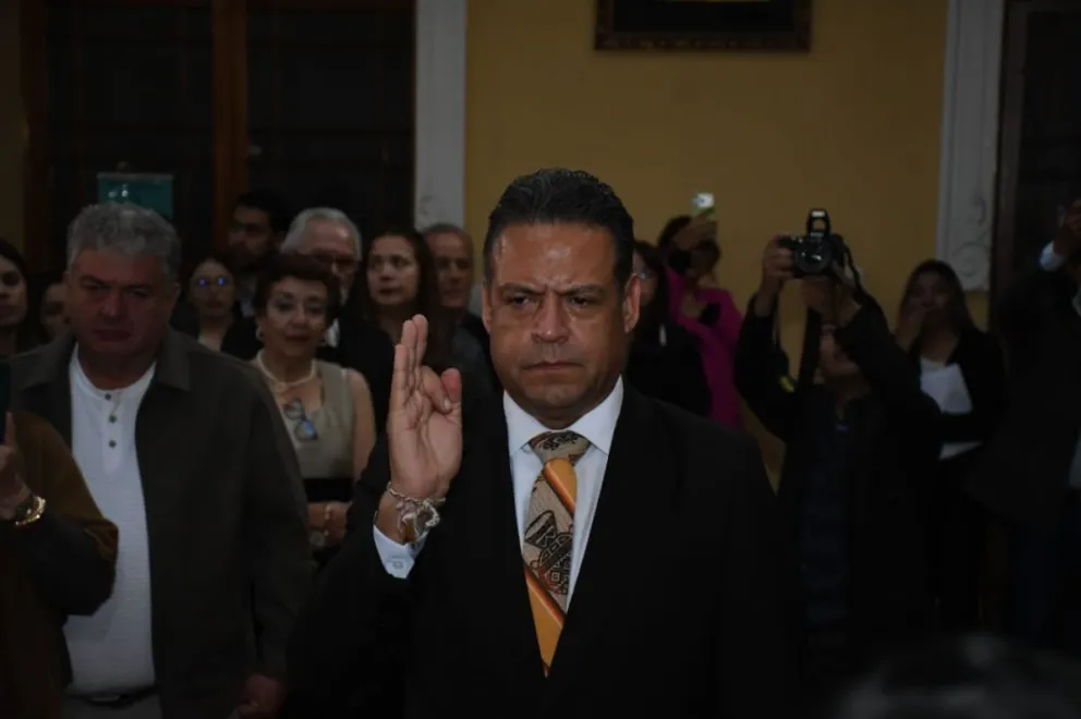 Luis Revilla jura como nuevo gobernador del departamento paceño. Foto: APG