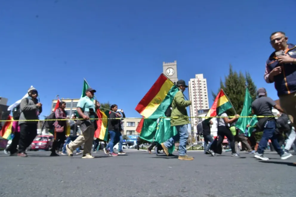 Desde tempranas horas, las y los marchistas iniciaron su recorrido hacia el centro de la ciudad, luego de completar unos 25 días de caminata, enfrentando lluvia, bajas temperaturas y los efectos del mal de altura. Foto: APG
: