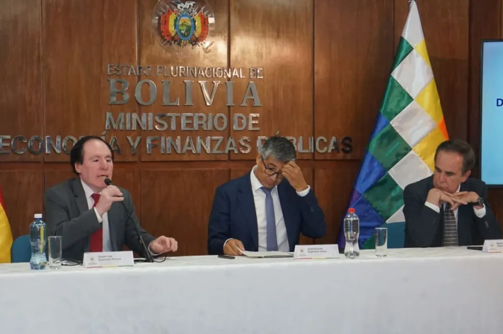 El presidente del Banco Central de Bolivia, David Espinoza, el ministro de Economía y Finanzas Públicas, José Gabriel Espinoza, José Gabriel Espinoza y el director general de la Asfi, Mario Requena