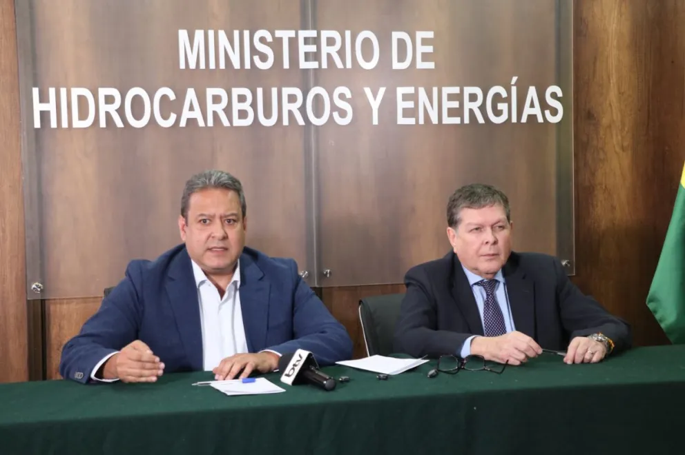 El presidente de Yacimientos Petrolíferos Fiscales Bolivianos (YPFB), Sebastián Daroca y el ministro de Hidrocarburos, Carlos Blanco, en conferencia de prensa. Foto  YPFB.