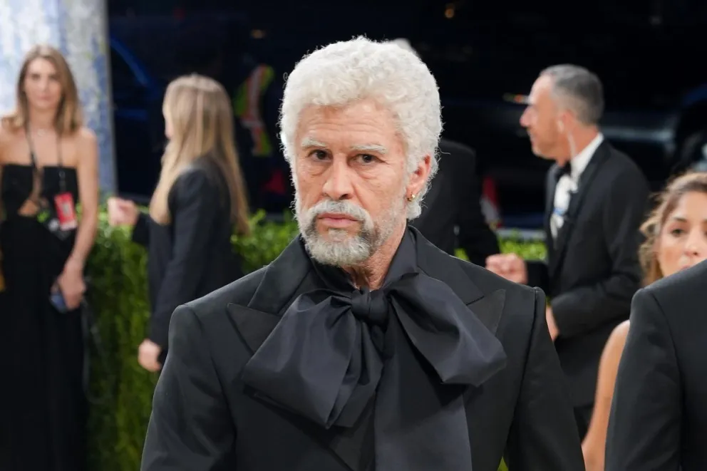 El cantante de reguetón puertorriqueño Bad Bunny posa este lunes, durante la alfombra blanca de la Met Gala en Nueva York (Estados Unidos). Foto: EFE