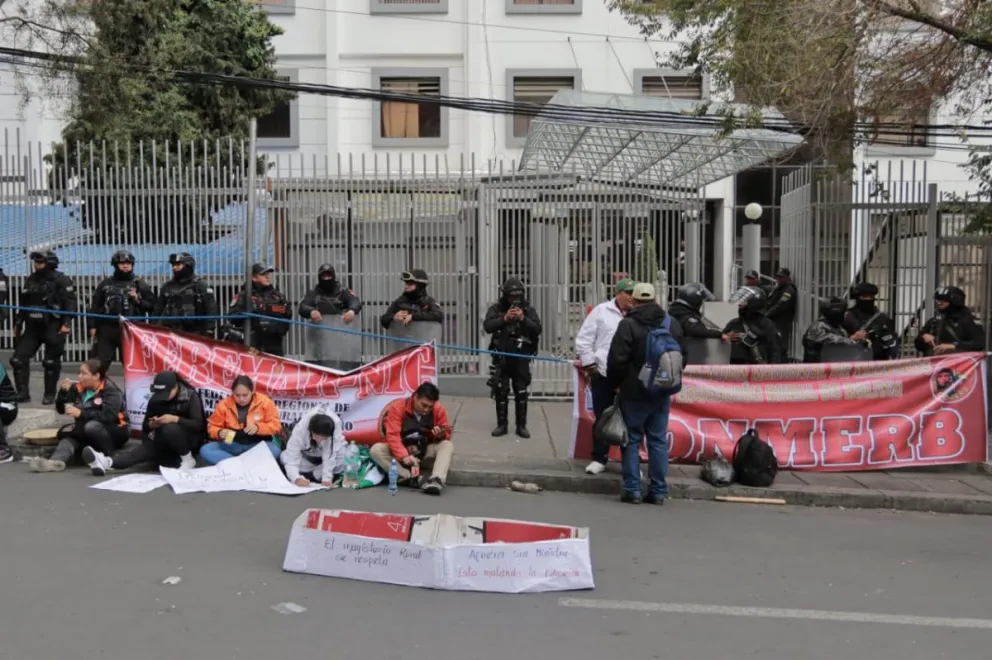 Maestros en una protesta en las puertas del Ministerio de Educación en días anteriores. Foto: APG