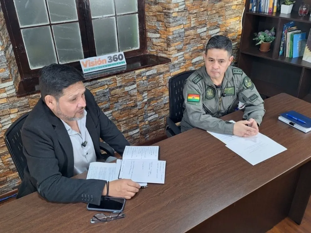 El director de Visión 360, Baldwin Montero y el presidente de la Junta de Investigación de Accidentes Aéreos (JIAA) de la Fuerza Aérea Boliviana (FAB), Cnl. Ricardo Alarcón. Foto: Visión 360