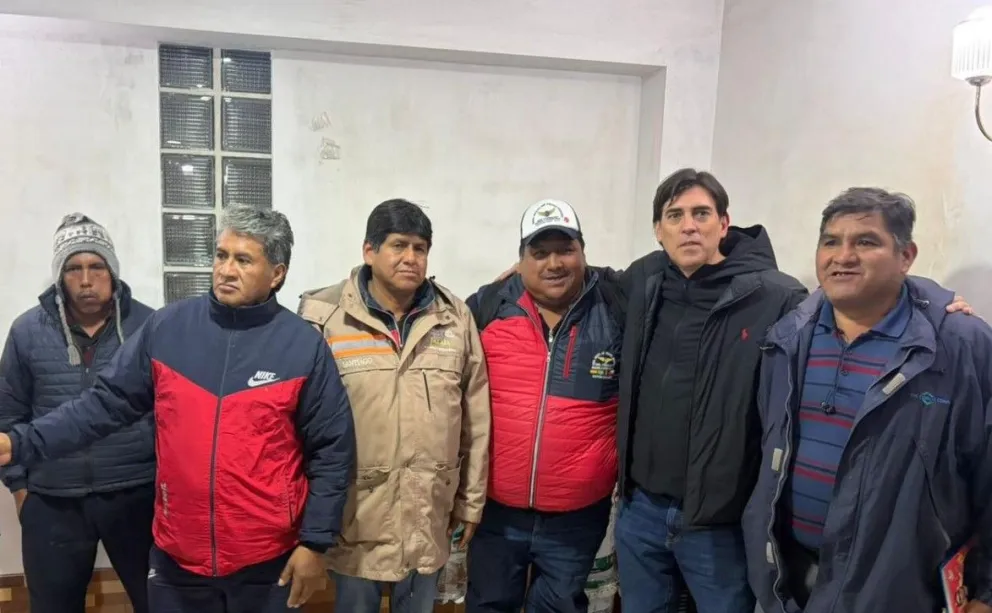 El ministro de Obras Públicas, Servicios y Vivienda, Mauricio Zamora, junto a los choferes de los Yungas de La Paz. Foto: ABI