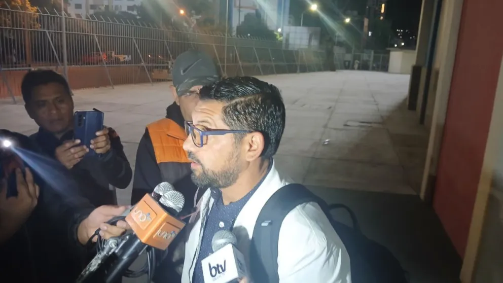 Flores habla con los medios cochabambinos, tras el partido de FC Universitario. Foto: Redes Sociales.