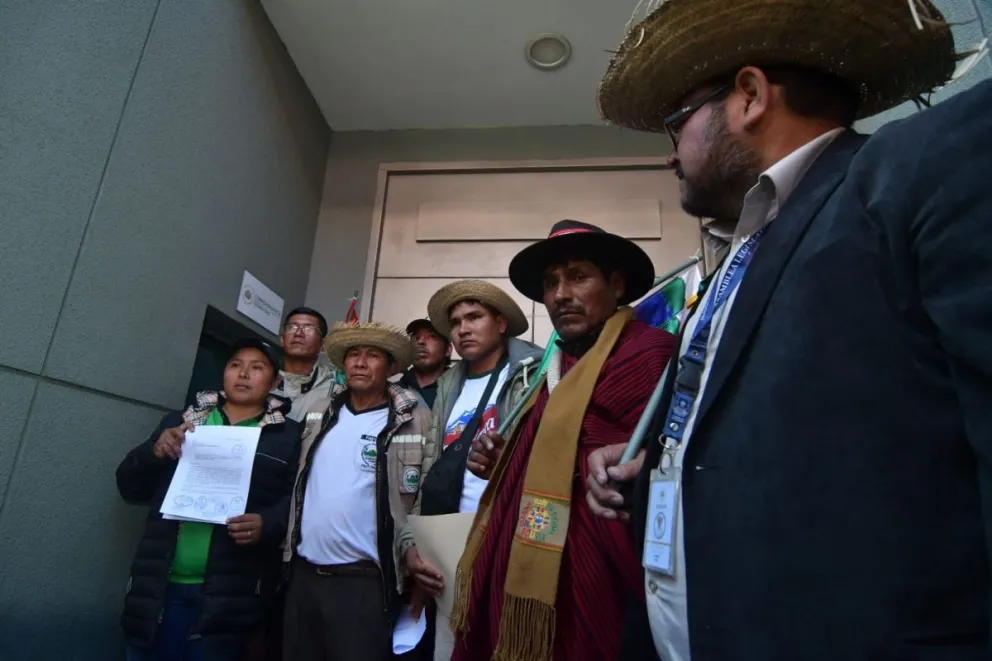 Dirigentes antes de dejar en correspondencia de Casa Grande del Pueblo pliego dirigido al presidente Rodrigo Paz. Foto:APG