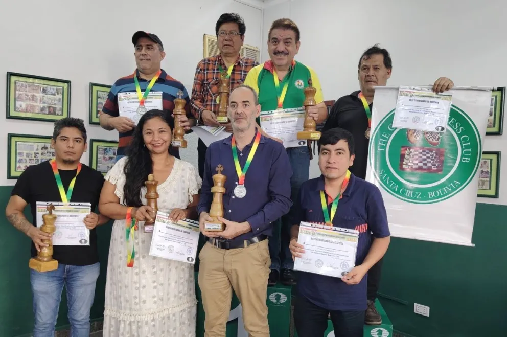 Los premiados del campeonato cruceño. Foto: Federación Boliviana de Ajedrez.