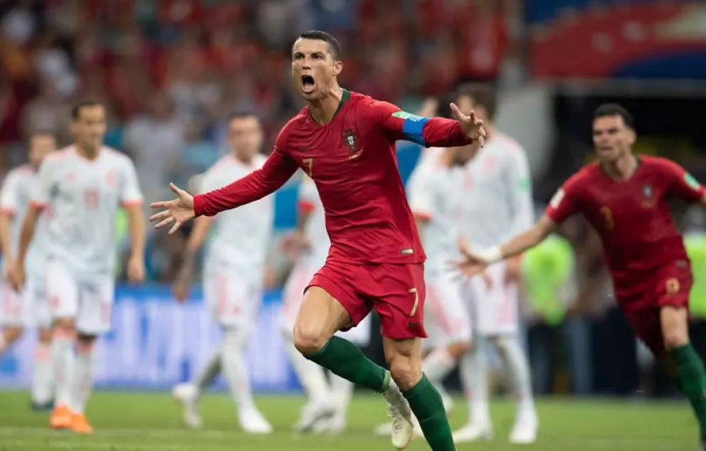 Cristiano celebra uno de los tres goles que anotó a España. Foto: FIFA.
