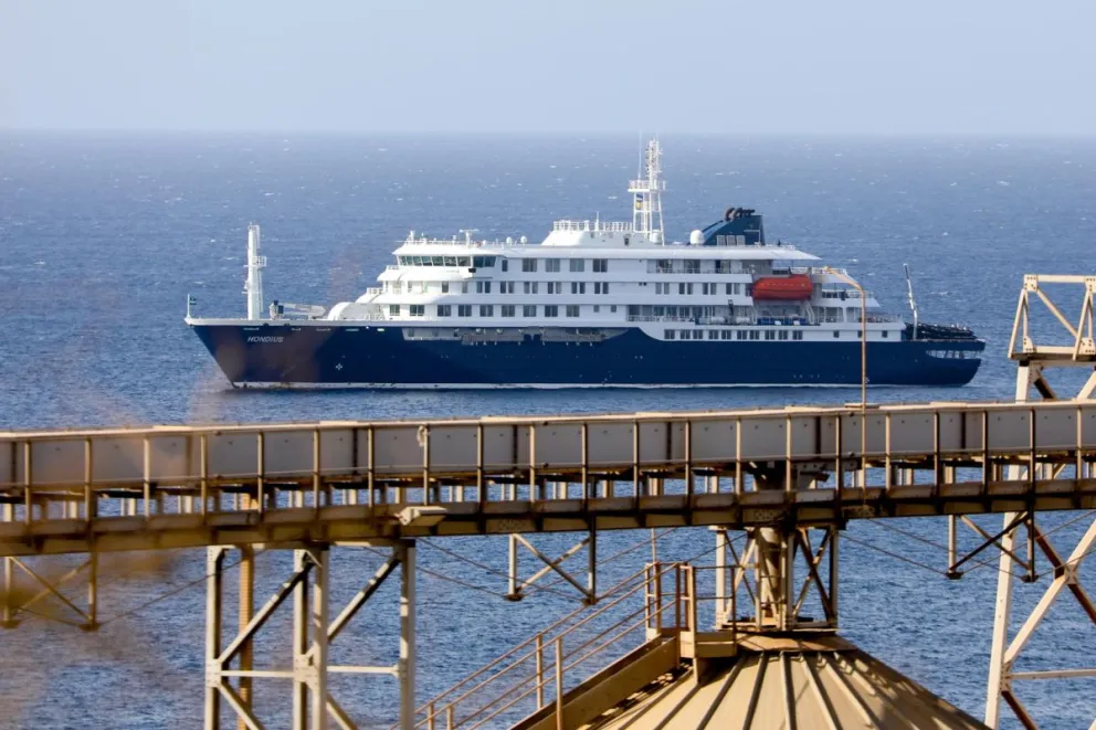 Vista general este 4 de mayo del crucero holandés MV Hondius, anclado frente a la costa de la ciudad de Praia, en la isla de Santiago (Cabo Verde). Foto: EFE 