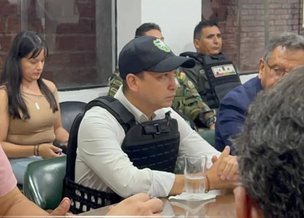 El presidente del TSJ, Romer Saucedo, viste con un chaleco antibalas en una reunión. Foto: AJN