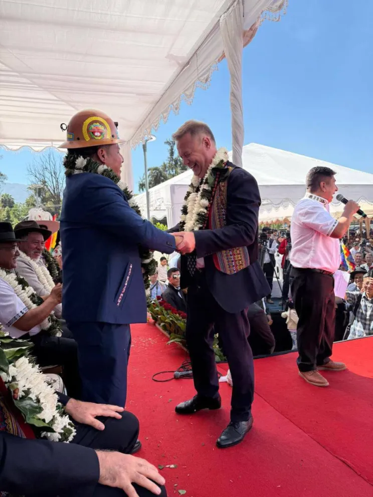 El embajador de Rusia, Dmitry Vérchenko y el nuevo gobernador de Cochabamba, Leonardo Loza. Foto: Embajada de Rusia en Bolivia