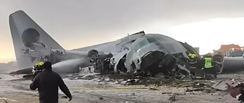 La defensa del piloto del avión Hércules siniestrado el 27 de febrero de este año sostiene que la pista estaba contaminada por exceso de agua y granizo. Foto: Unitel