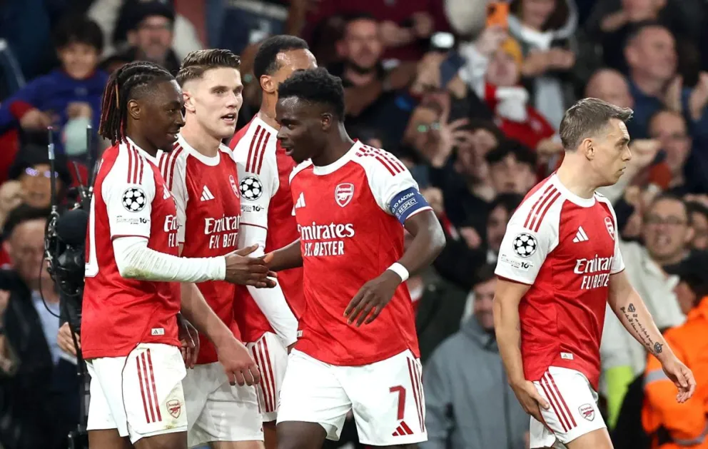 Bukayo Saka (centro), jugador del Arsenal, celebra con sus compañeros el gol de la victoria. Foto: EFE