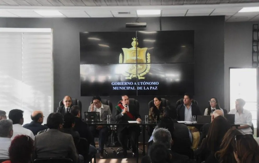 El alcalde de La Paz, César Dockweiler, dirigiéndose a su equipo de trabajo. Foto: AMUN