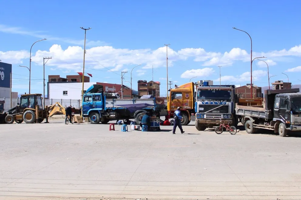 En Oruro se cumplió el paro de 24 horas en demanda del resarcimiento por el daño provocado a los motores por la gasolina de mala calidad. Foto: APG