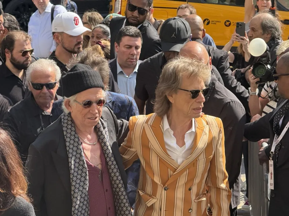 Mick Jagger (d) y Keith Richards (i), de la mítica banda de rock inglesa The Rolling Stones llegan al hotel Weylin para presentar su nuevo disco, 'Foreign Tongues' que saldrá a la venta el 10 de julio. Foto: EFE